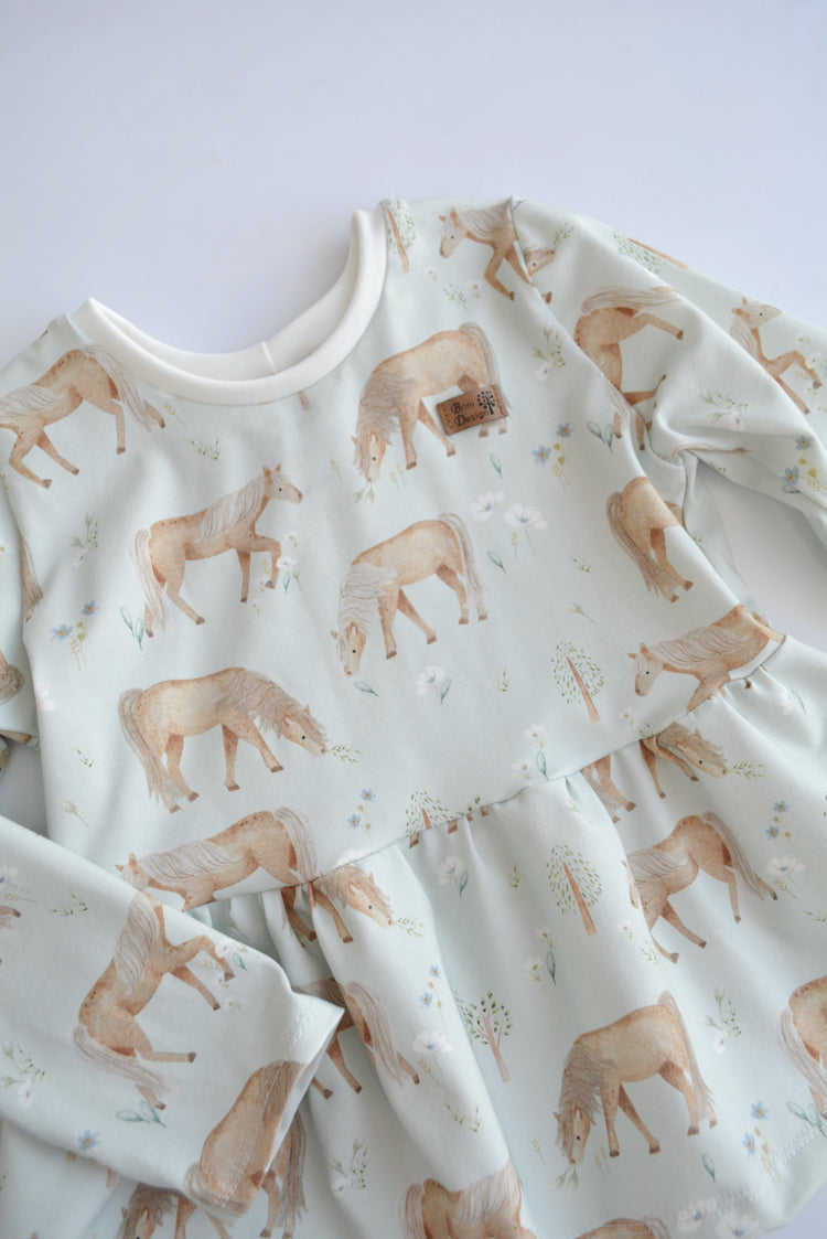 Kleid kurzarm "Pferde" Gr. 110