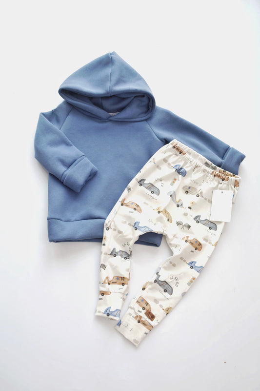 Outfit „Rennautos“ (Hoodie dunkelblau & Hose) Gr. 98/104
