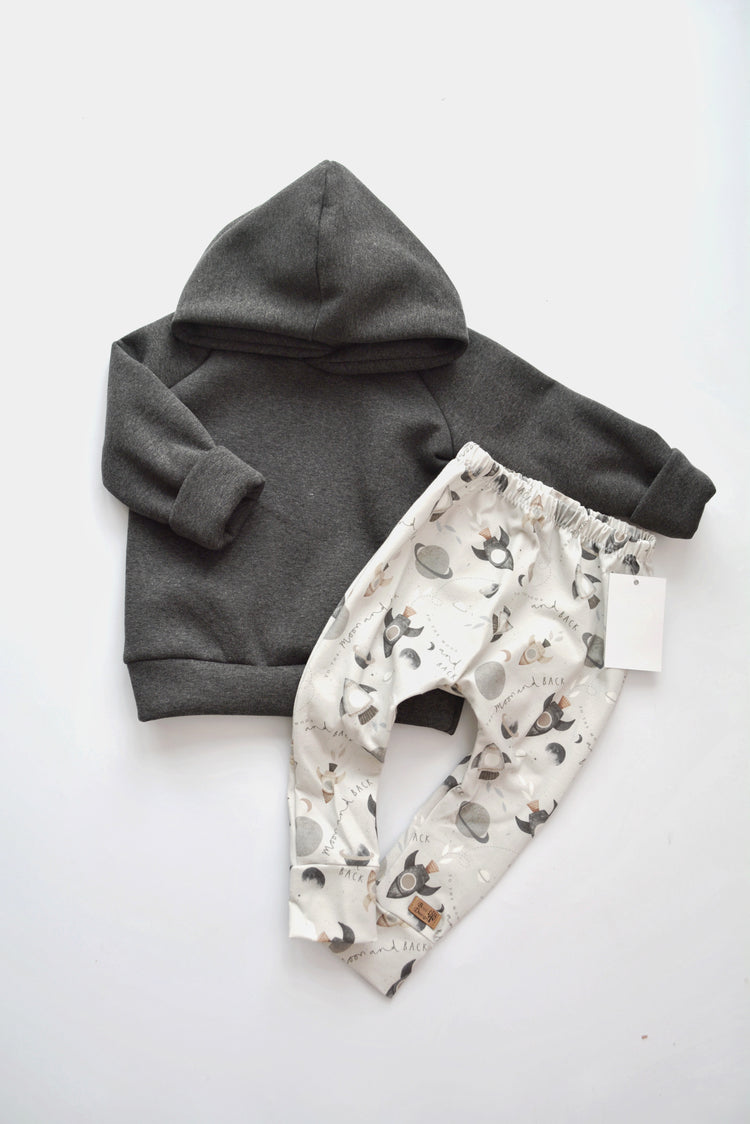 Outfit „Raketen“ (Hoodie dunkelgrau & Slim Harem) Gr. 86/92