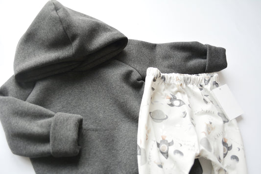 Outfit „Raketen“ (Hoodie dunkelgrau & Slim Harem) Gr. 86/92