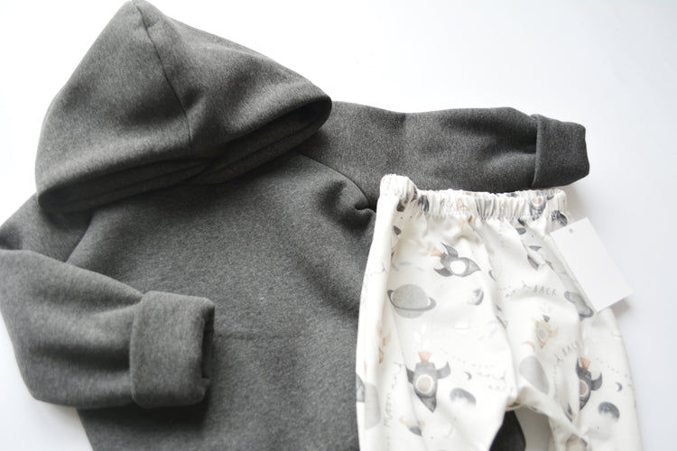 Outfit „Raketen“ (Hoodie dunkelgrau & Slim Harem) Gr. 86/92