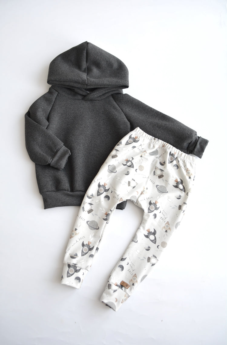 Outfit „Raketen“ (Hoodie dunkelgrau & Slim Harem) Gr. 98/104