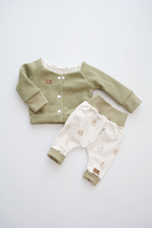 Outfit „Kürbisse“ (Cardigan olive & Hose) Gr. 56