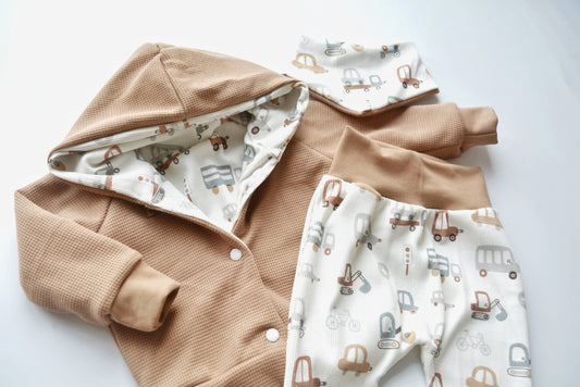 Outfit "Fahrzeuge" (Kaputzenjacke, Hose & Halstuch) Gr. 80