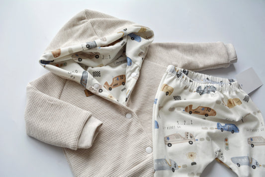 Outfit "Rennautos" (Kaputzenjacke, Slim Harem) Gr. 80