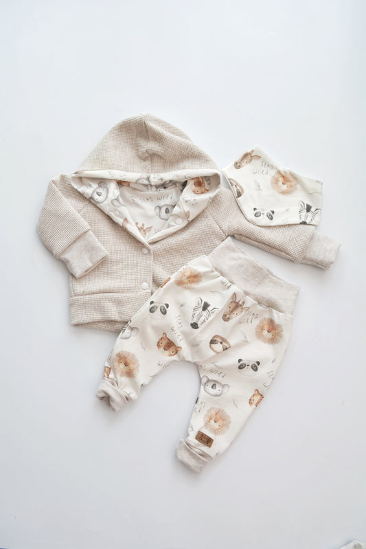 Outfit "Stay Wild" (Kaputzenjacke, Hose, Halstuch) Gr. 68