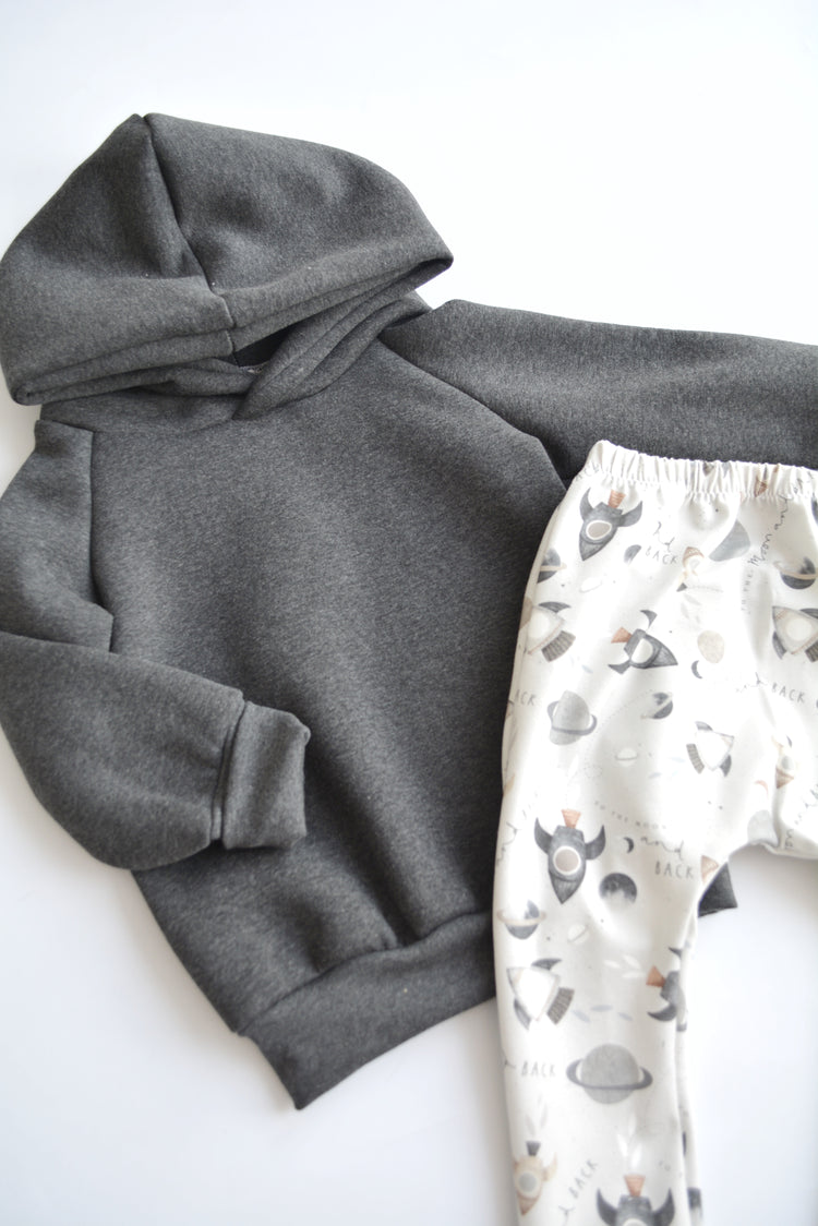Outfit „Raketen“ (Hoodie dunkelgrau & Slim Harem) Gr. 98/104